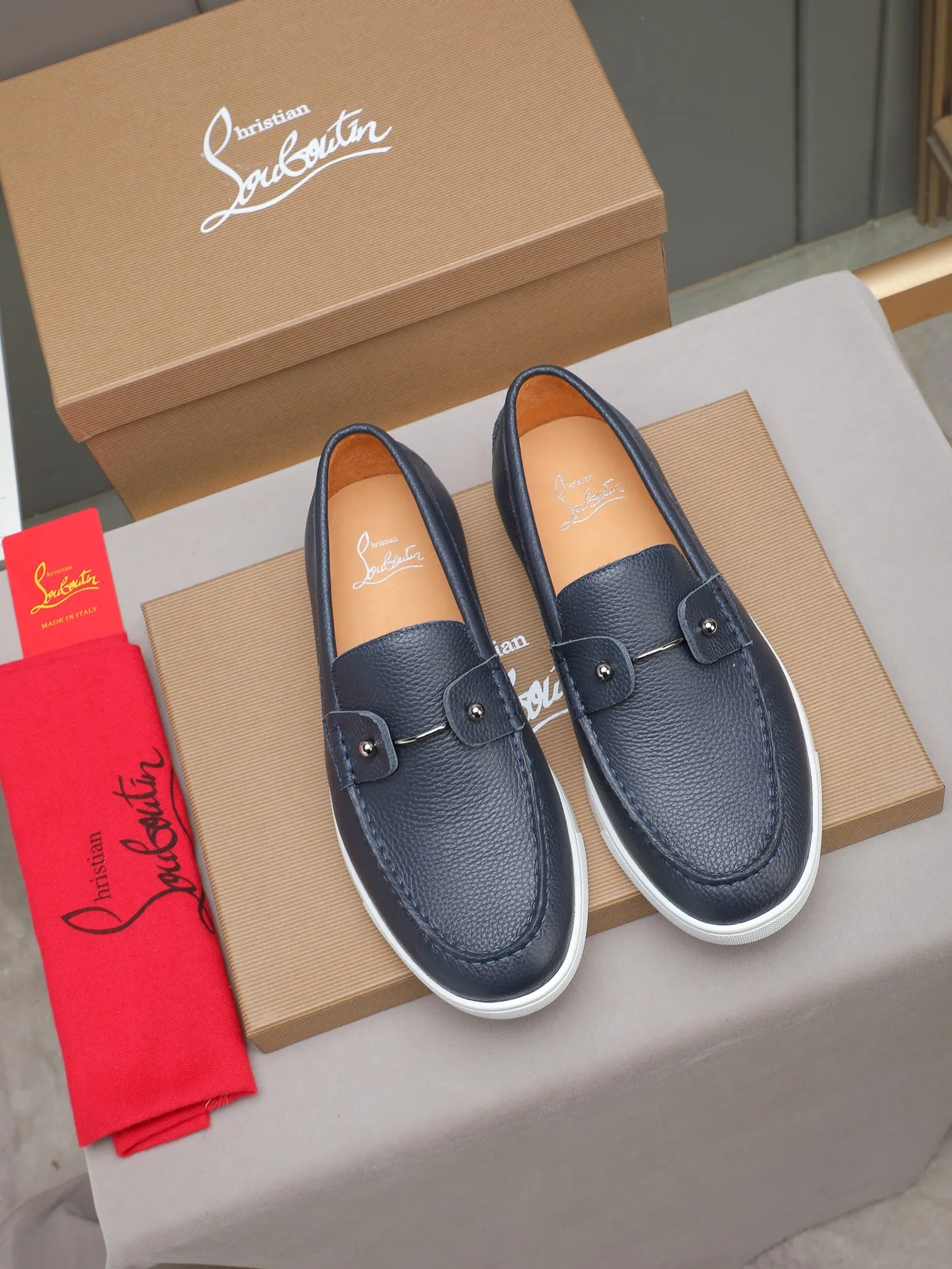 PP480 Christian Louboutin (red-soled shoes) Italian men's casual sneakers are shipped! Each pair of shoes from this Italian handmade shoe brand has a simple and classic design, which is very comfortable and versatile! The upper fabric of this shoe is made of imported cowhide, with high-end and comfortable cowhide lining! The outsole is made of original rubber bottom sheets and is lined with cowhide! Brand-specific mold-opening foot bed, exclusive private mold control! Original box packaging! 39 40 41 42 43 44 (38 45 46 customized)